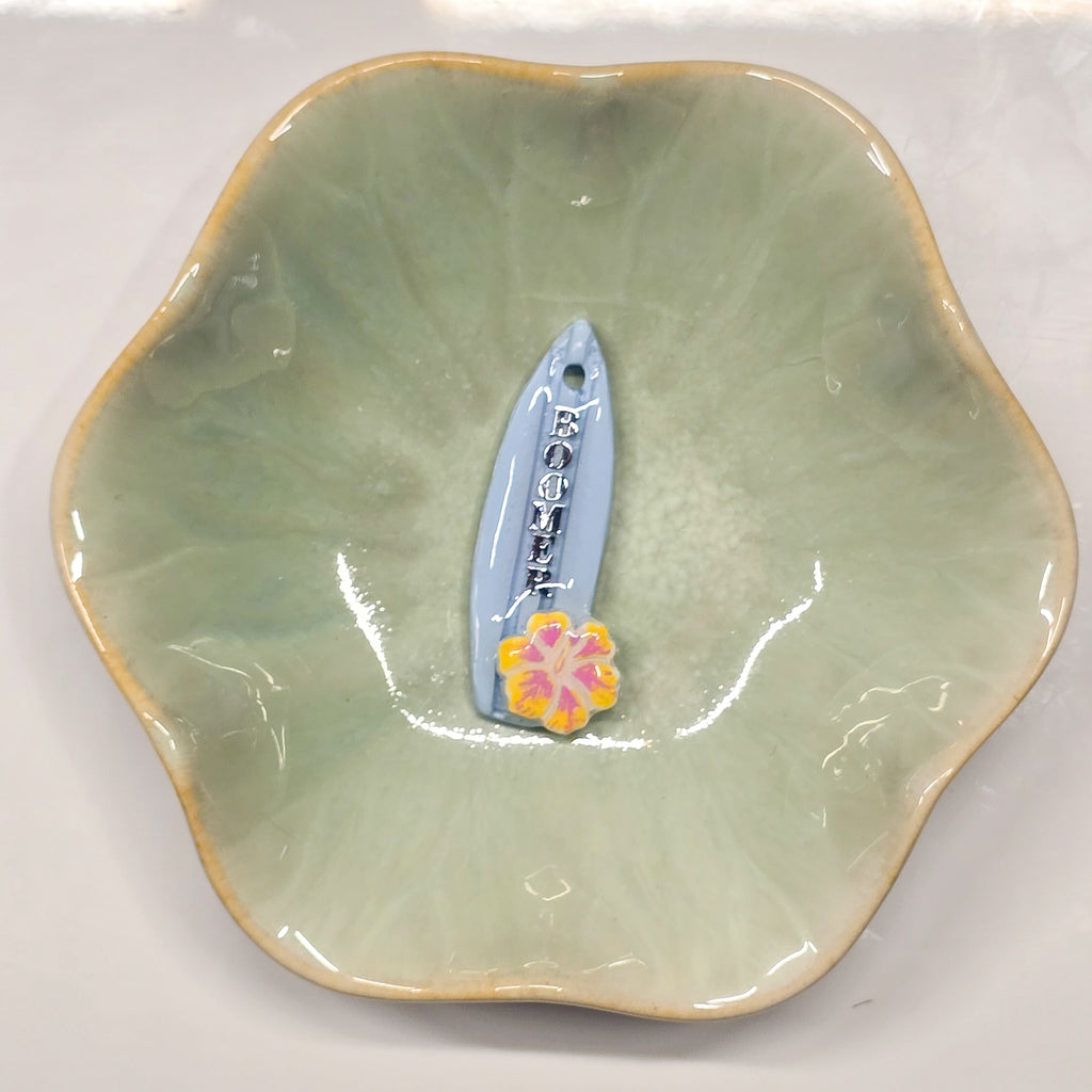 Surfboard with hibiscus