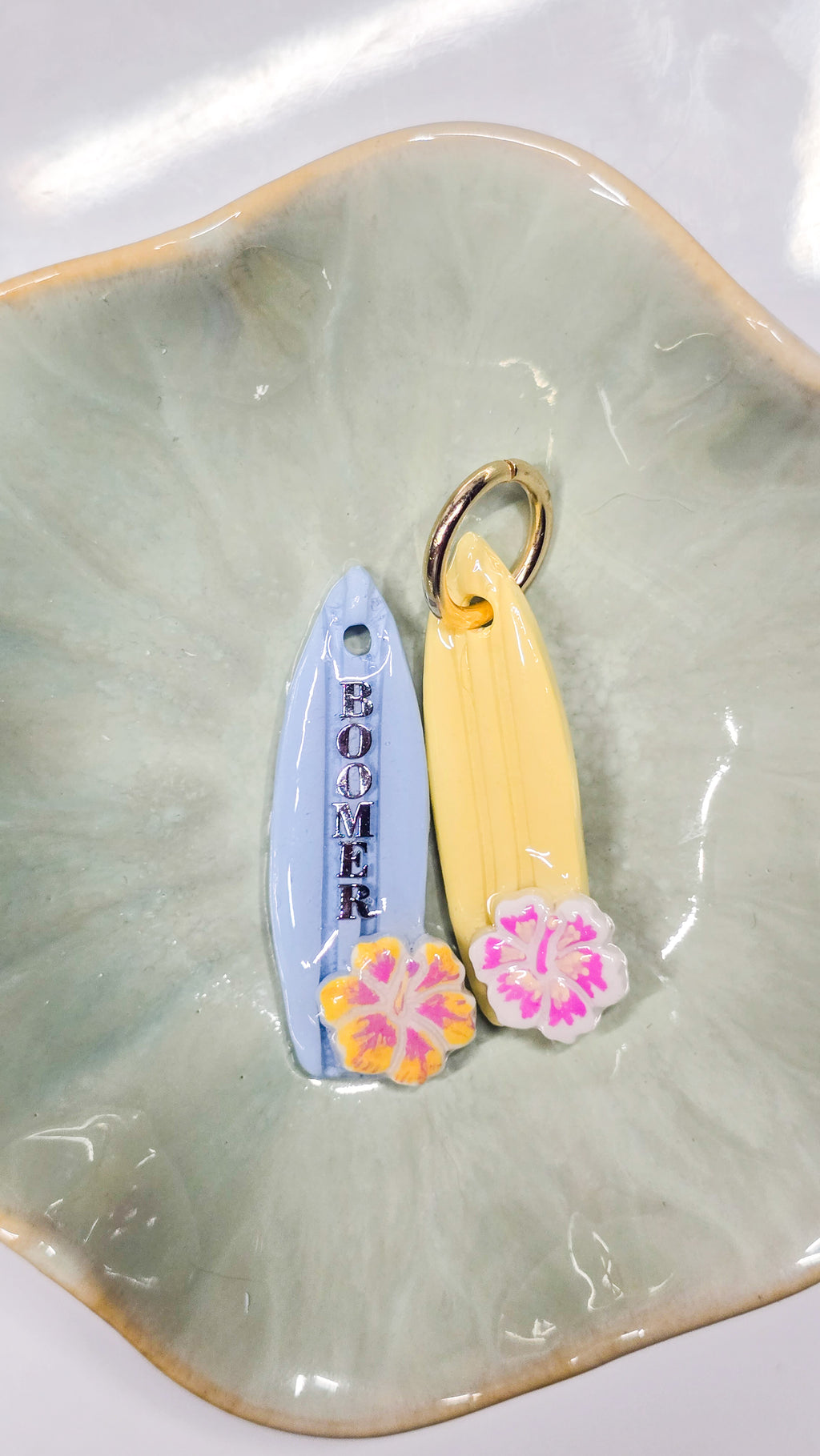 Surfboard with hibiscus